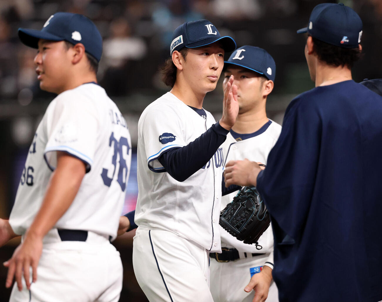 西武対楽天　8回表楽天の攻撃を抑えた篠原響はナインとハイタッチく（撮影・浅見桂子）