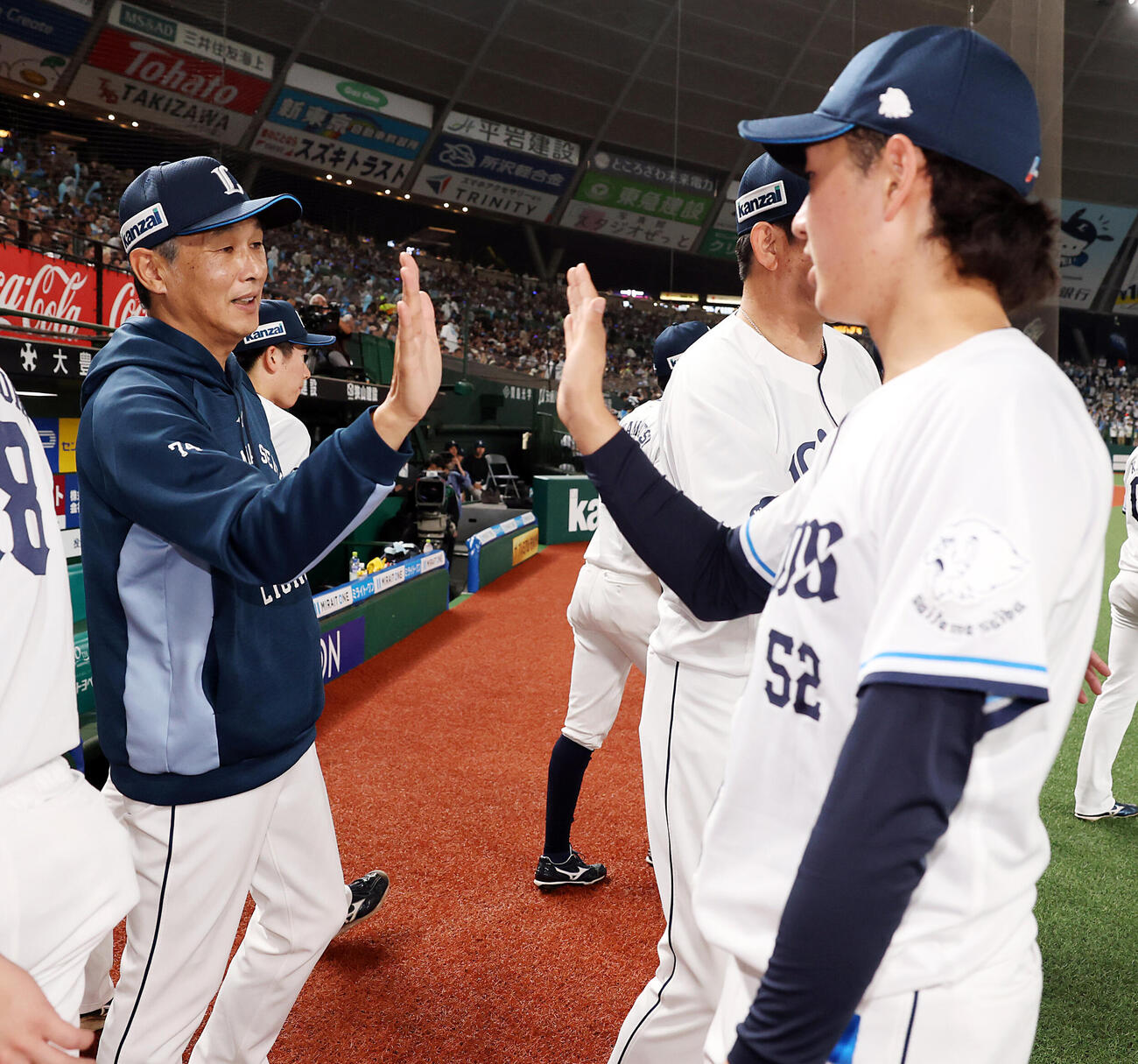 西武対楽天　連勝し、西武篠原響（右）は西口文也監督とハイタッチく（撮影・浅見桂子）