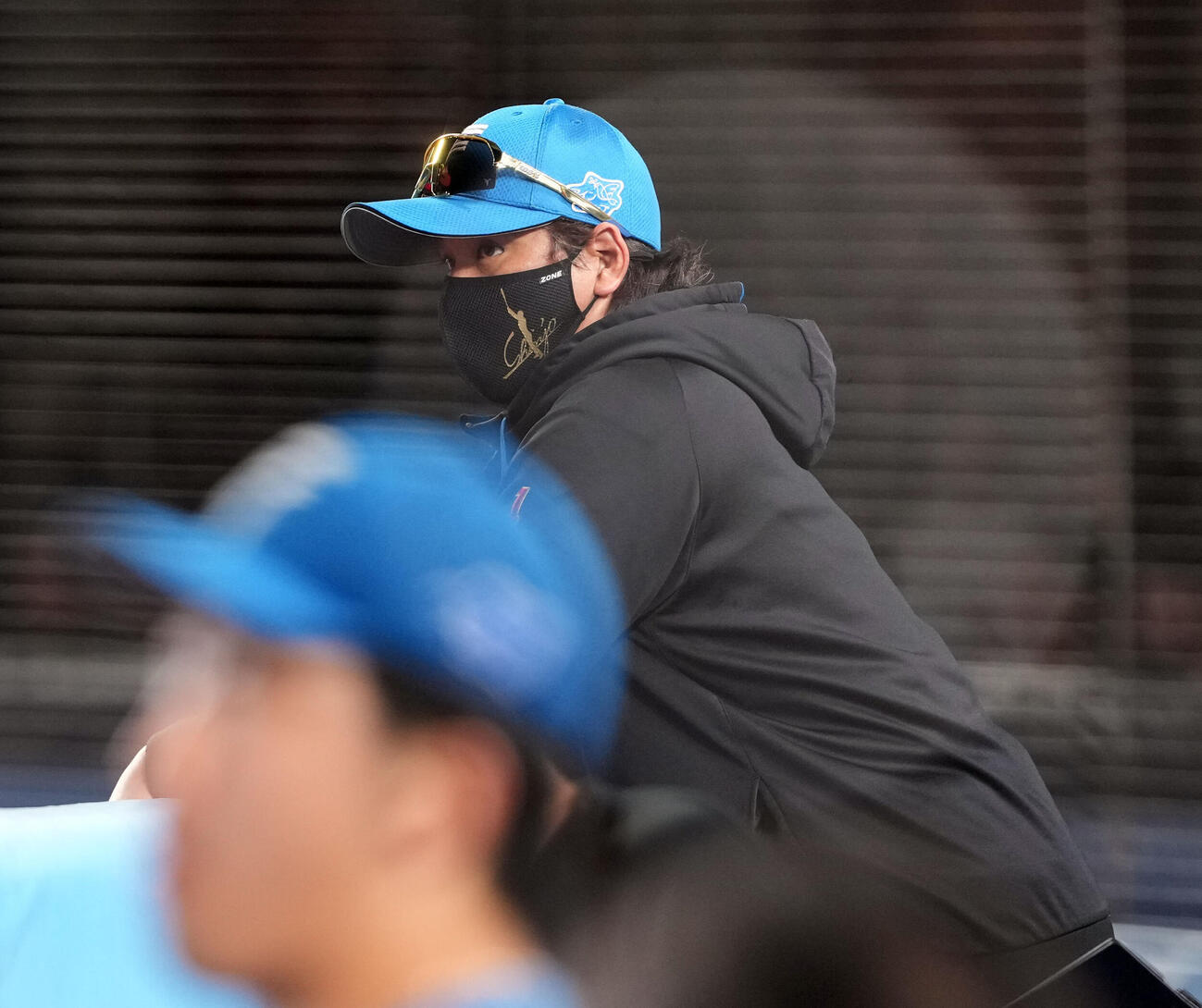 ロッテ対日本ハム　戦況を見つめる日本ハム新庄剛志監督（撮影・たえ見朱実）
