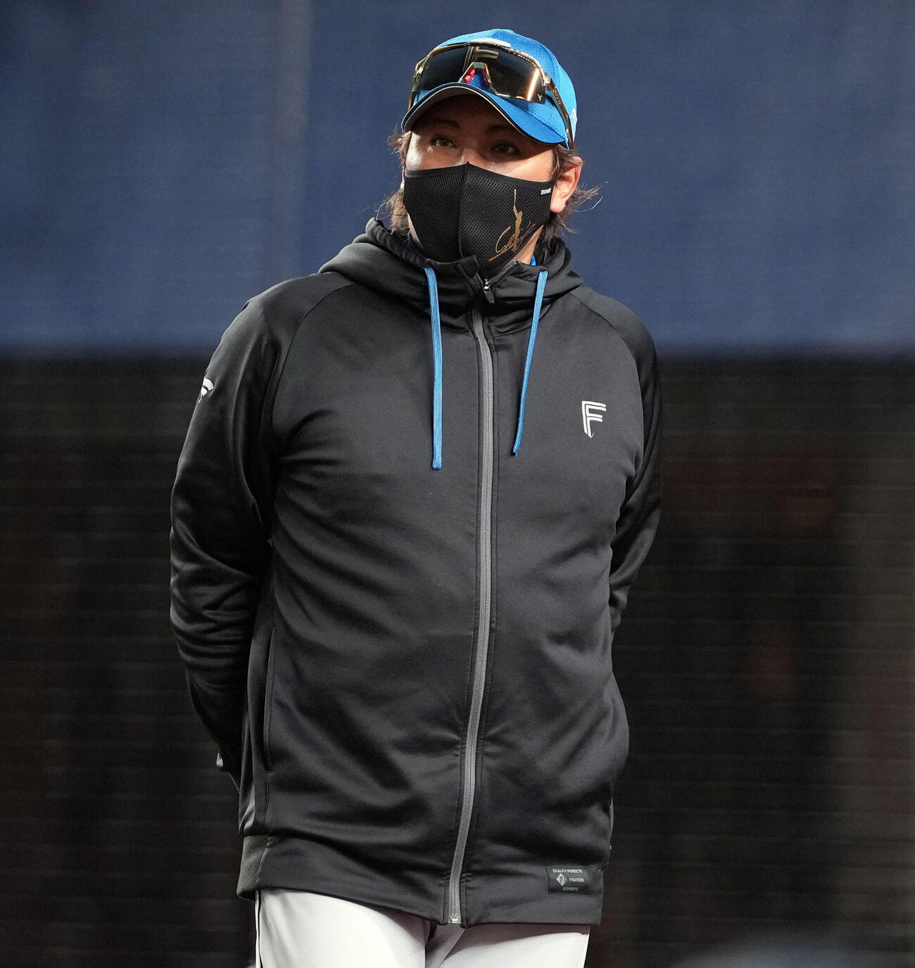 ロッテ対日本ハム　7回、投手の交代を告げベンチに戻る日本ハム新庄剛志監督（撮影・たえ見朱実）