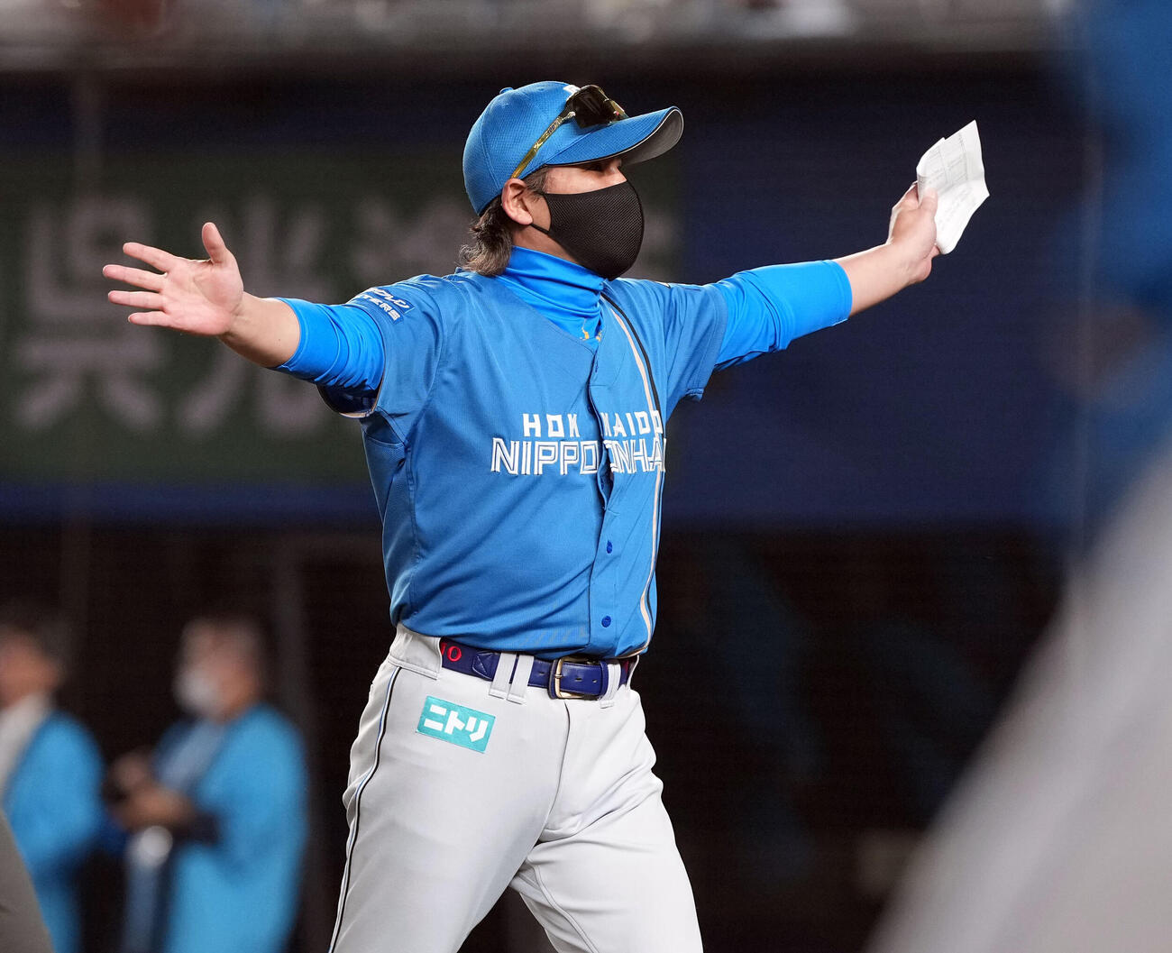 ロッテ対日本ハム　メンバー表の最終確認を終えファンの声援に応える日本ハム新庄剛志監督（撮影・たえ見朱実）