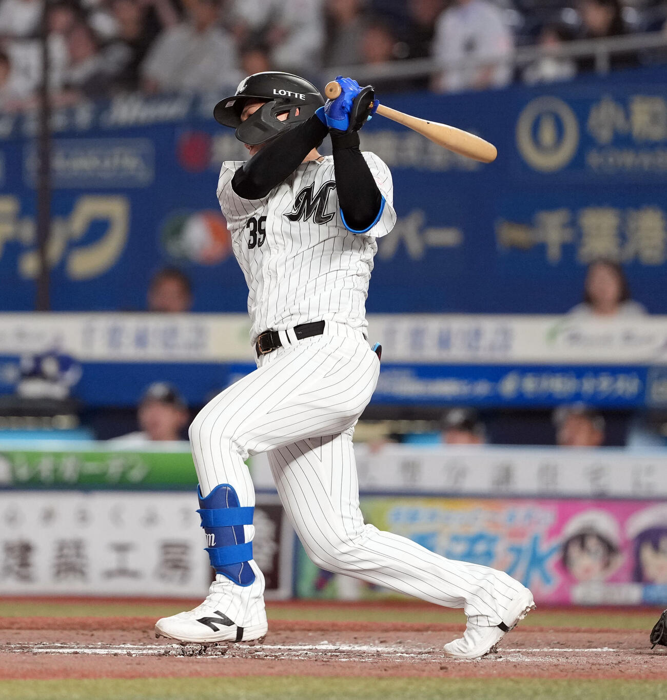 ロッテ対日本ハム　4回裏ロッテ1死一、三塁、左前に適時打を放つ井上広大（撮影・たえ見朱実）