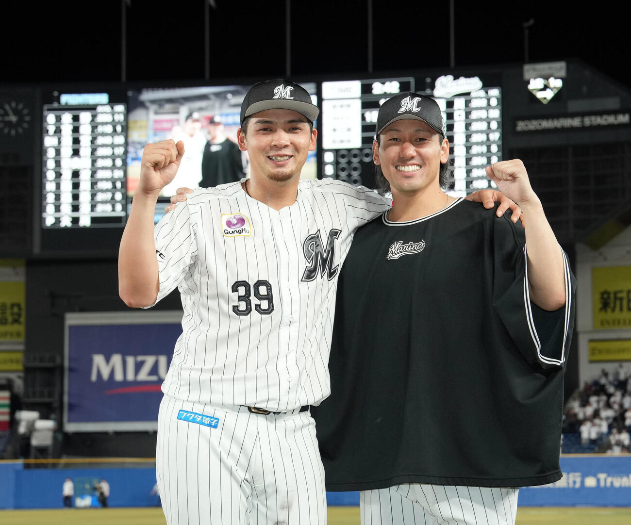 ロッテ対日本ハム　日本ハムに勝利し笑顔を見せるロッテ井上高大（左）と高野脩汰（撮影・たえ見朱実）