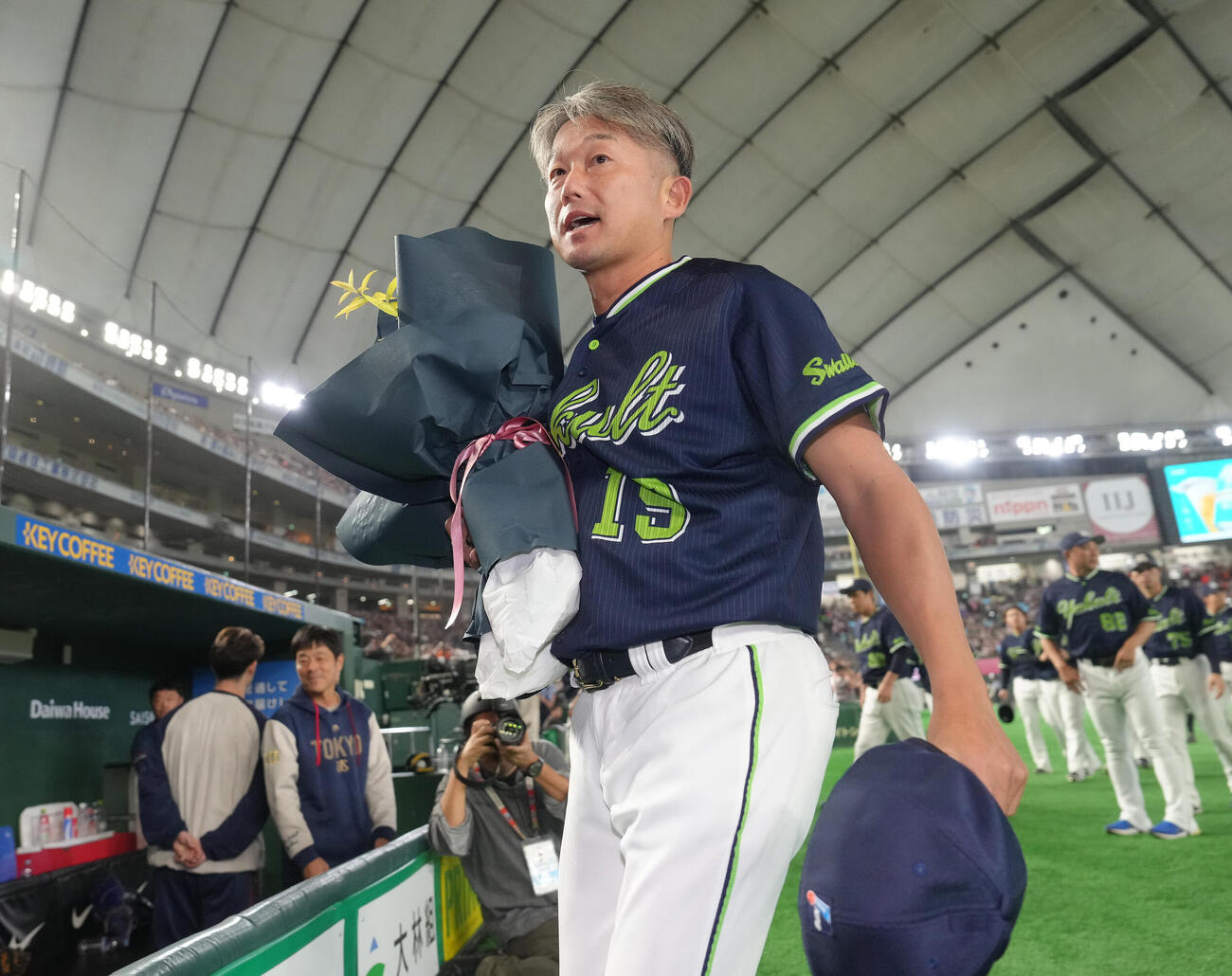巨人対ヤクルト　今季で引退のヤクルト石川雅規は花束を手に東京ドームを後にする（撮影・足立雅史）