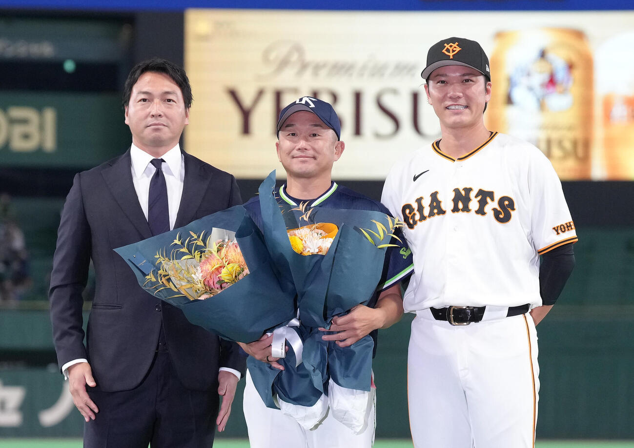 巨人対ヤクルト　今季で引退のヤクルト石川雅規（中央）は巨人の坂本勇人（右）、長野久義氏と笑顔で記念撮影（撮影・足立雅史）