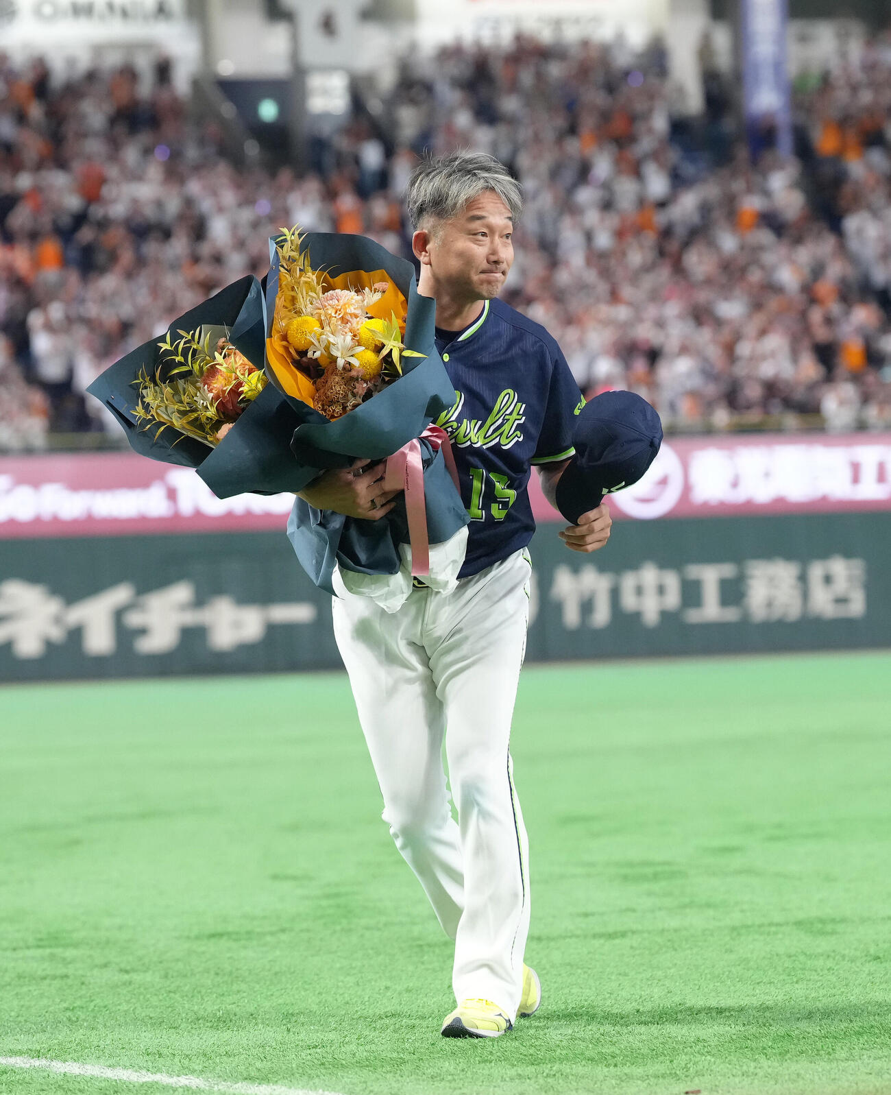 巨人対ヤクルト　ファンの声援に応える今季で引退のヤクルト石川雅規（撮影・足立雅史）
