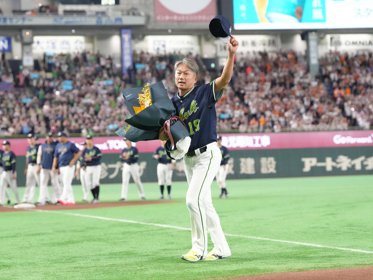 巨人対ヤクルト　ファンの声援に応える今季で引退のヤクルト石川雅規（撮影・足立雅史）