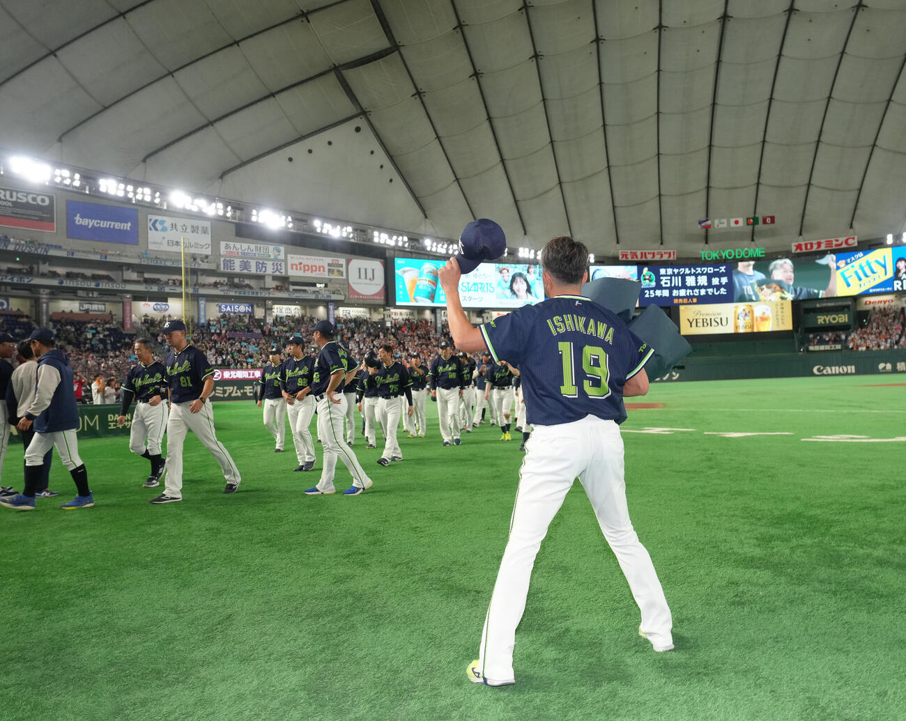 巨人対ヤクルト　ファンの声援に応える今季で引退のヤクルト石川雅規（撮影・足立雅史）