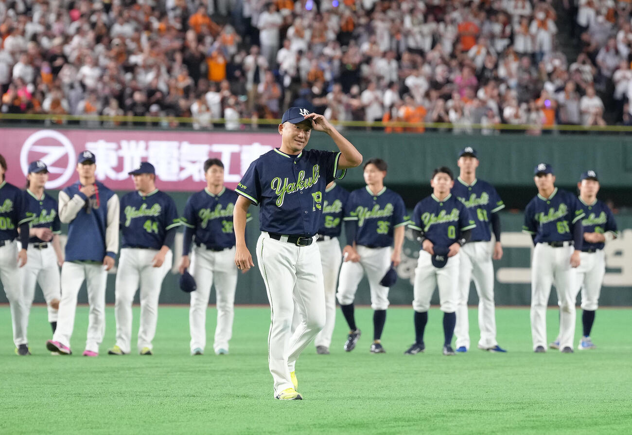 巨人対ヤクルト　今季で引退のヤクルト石川雅規はスタンドにあいさつする（撮影・足立雅史）