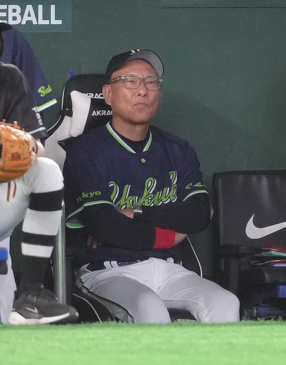 巨人対ヤクルト　戦況を見つめるヤクルト池山隆寛監督（撮影・足立雅史）