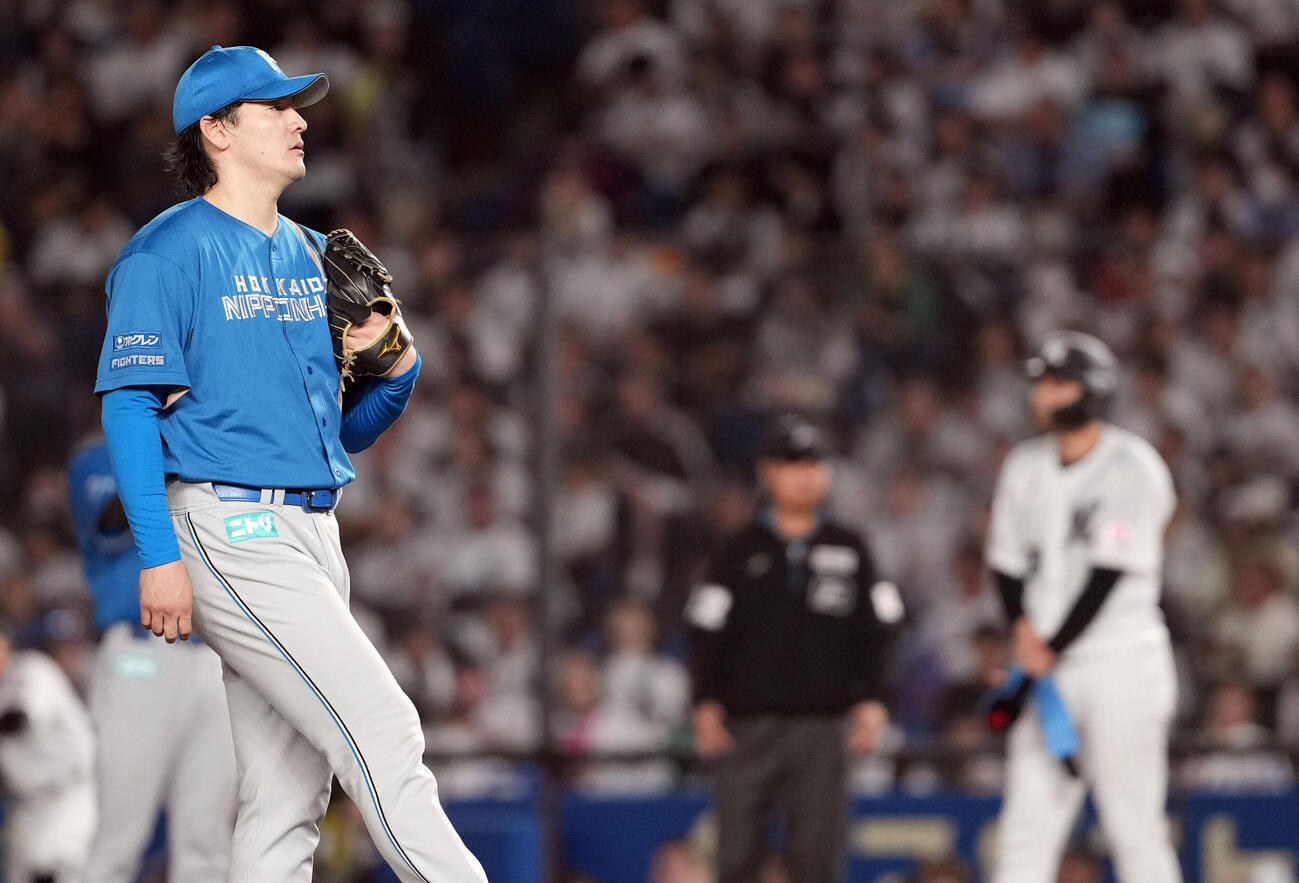 ロッテ対日本ハム　4回裏、ロッテに勝ち越しを許す日本ハムの先発有原航平（撮影・たえ見朱実）