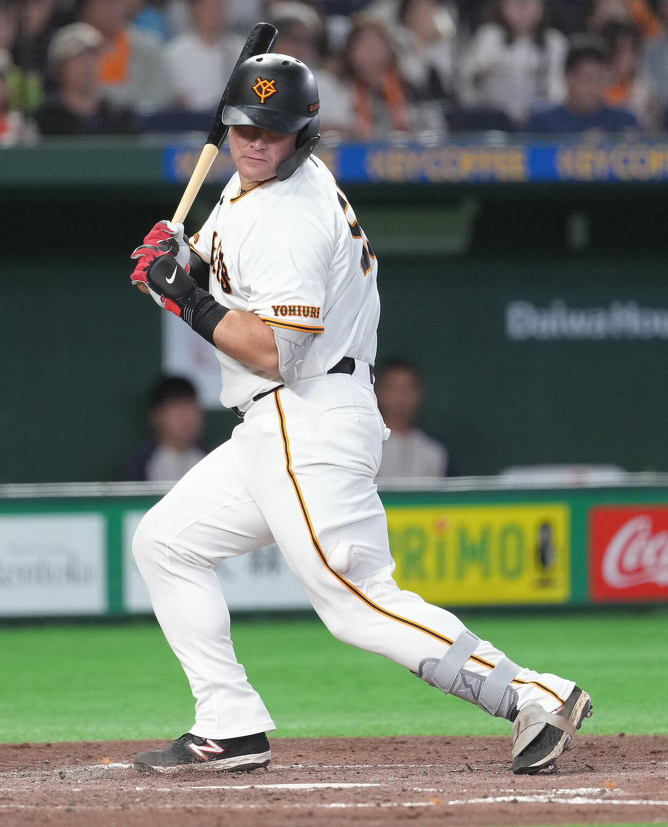 巨人対ヤクルト　3回裏巨人2死一塁、砂川リチャードは2打席連続の死球を受ける（撮影・足立雅史）