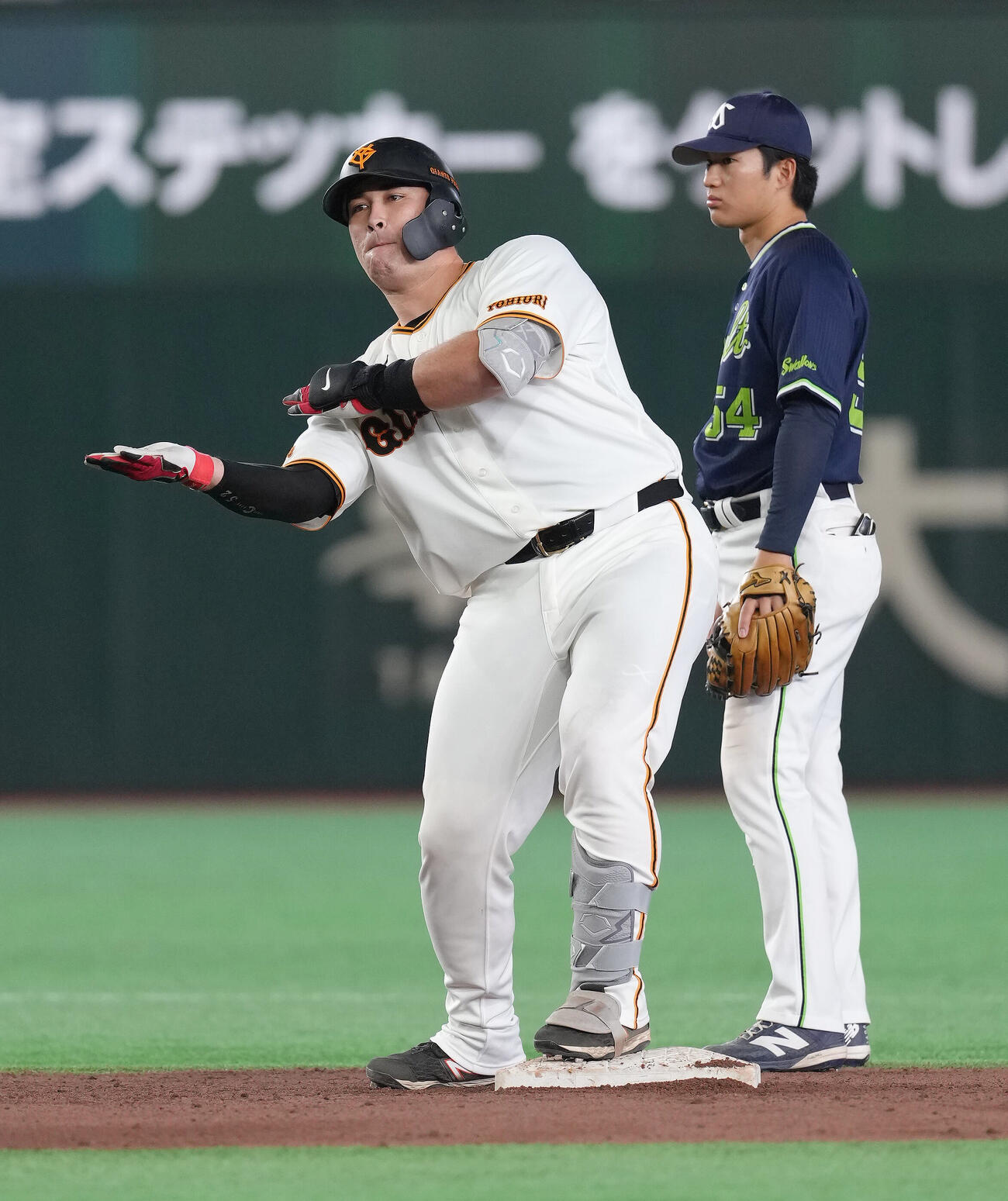 巨人対ヤクルト　5回裏巨人2死満塁、砂川リチャードは2点適時二塁打を放ちベンチにポーズ（撮影・足立雅史）