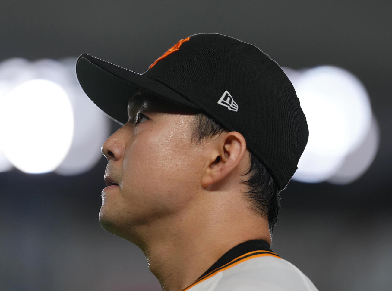 巨人対ヤクルト　1回表ヤクルト2死一、三塁、松下歩叶を一ゴロに仕留めた小笠原慎之介（撮影・足立雅史）