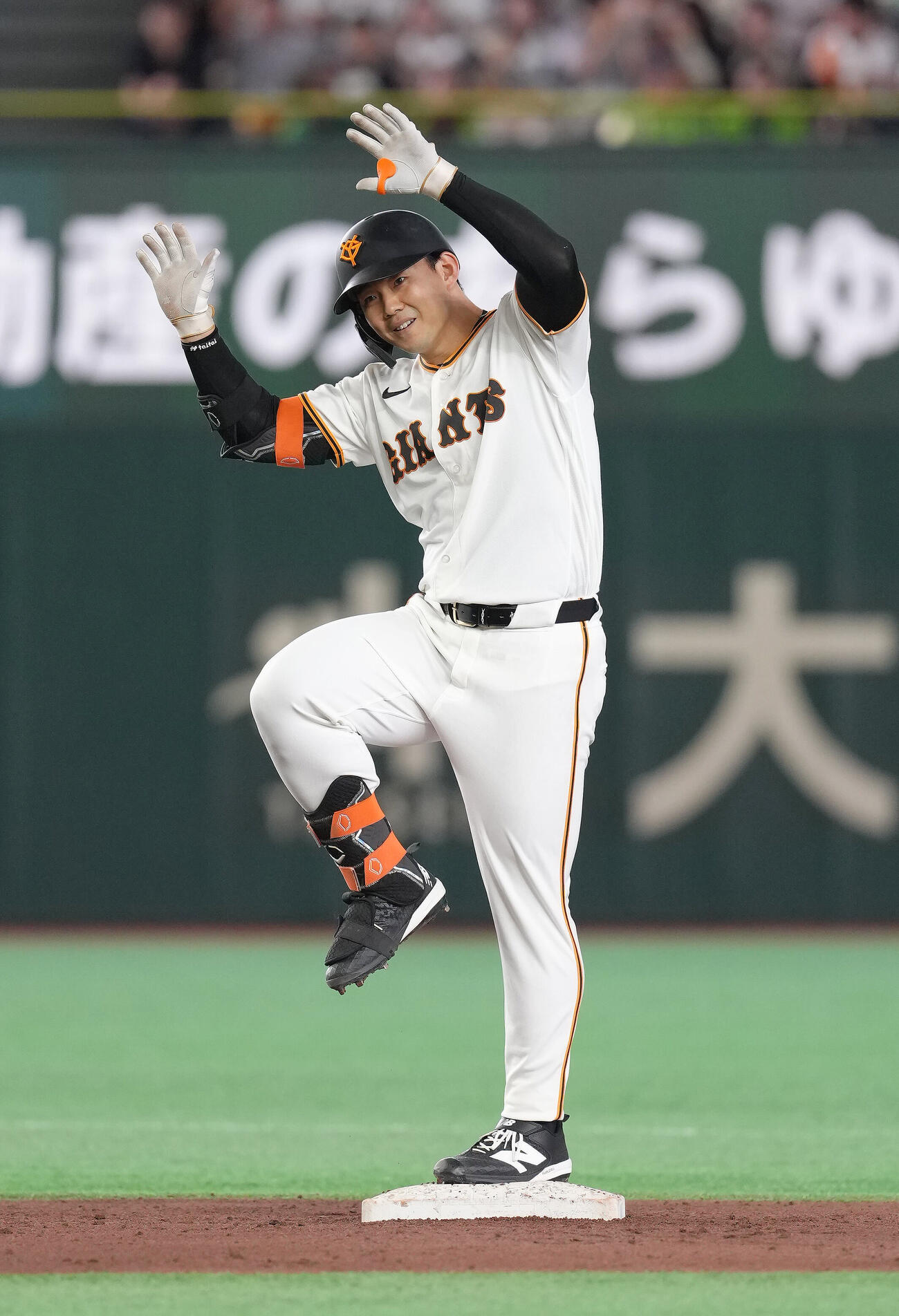 巨人対ヤクルト　3回裏巨人2死二、三塁、小笠原慎之介は2点適時二塁打を放ちポーズを決める（撮影・足立雅史）