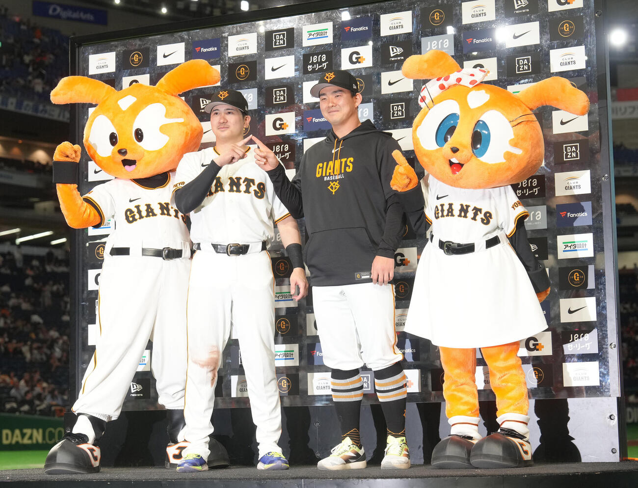 巨人対ヤクルト　お立ち台で指タッチを交わす巨人の泉口友汰（左）と小笠原慎之介（撮影・足立雅史）
