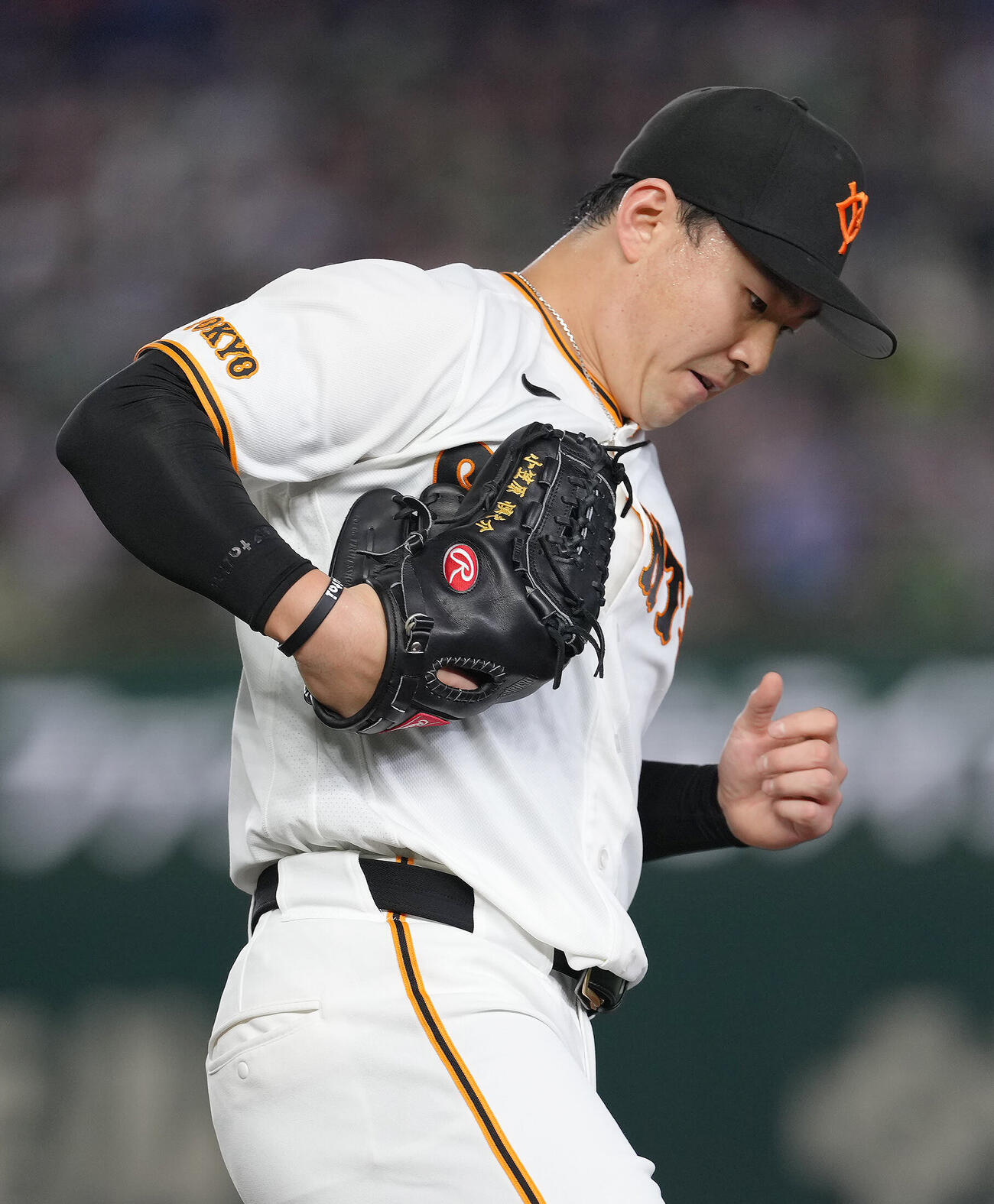 巨人対ヤクルト　1回表ヤクルト2死一、三塁、松下歩叶を一ゴロに仕留めた小笠原慎之介（撮影・足立雅史）