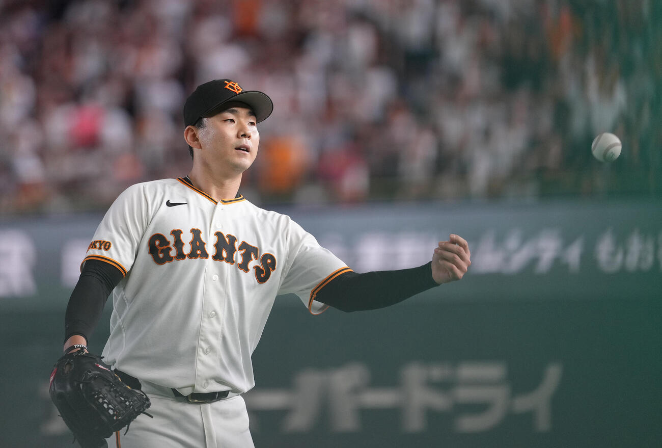 巨人対ヤクルト　1回表ヤクルト2死一、三塁、松下歩叶を一ゴロに仕留め、スタンドのファンにボールを投げ入れる小笠原慎之介（撮影・足立雅史）