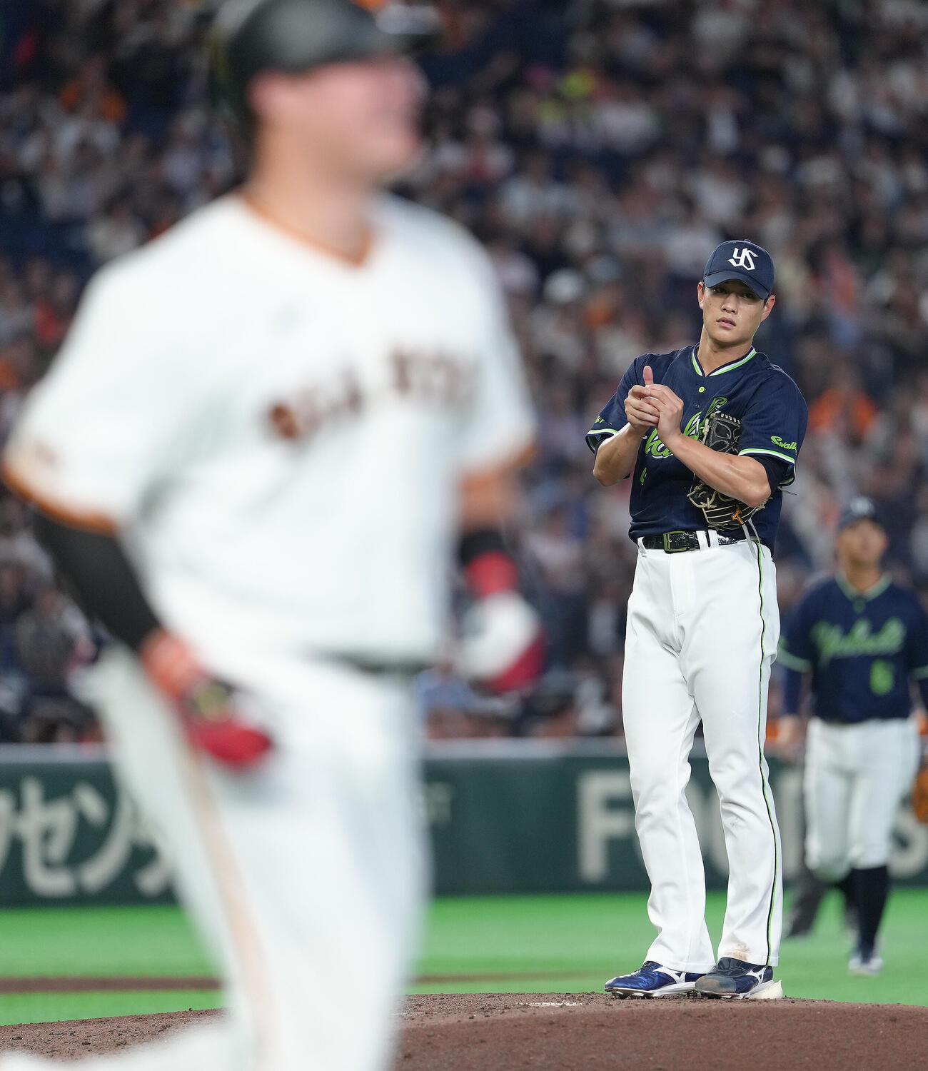 巨人対ヤクルト　3回裏巨人2死一塁、砂川リチャード（手前）に2打席連続の死球を与えた高橋奎二（撮影・足立雅史）