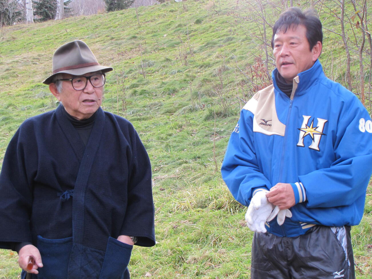 2013年11月、倉本聡氏（左）と話をする日本ハム栗山監督
