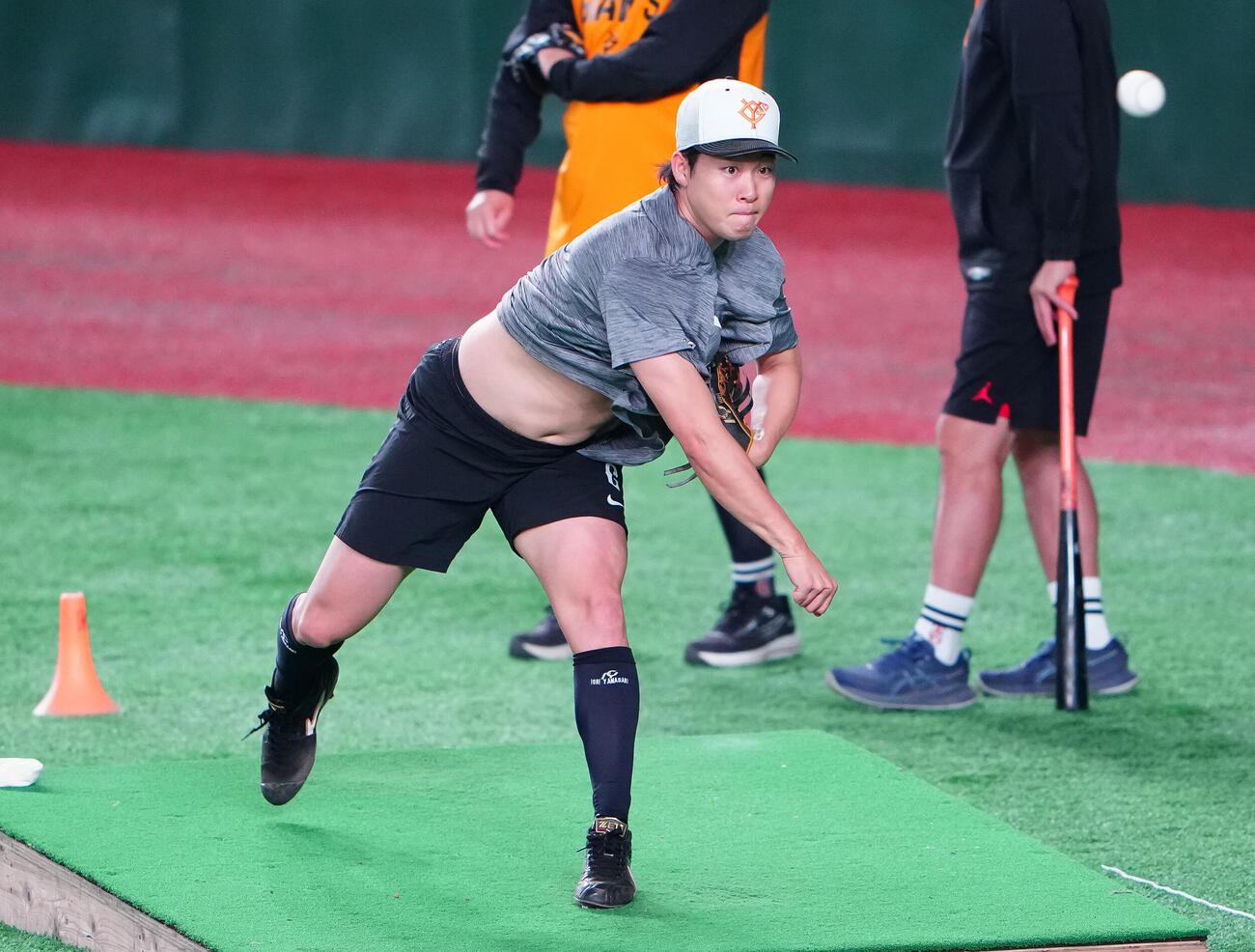 投球練習する巨人山崎伊織（撮影・鈴木みどり）