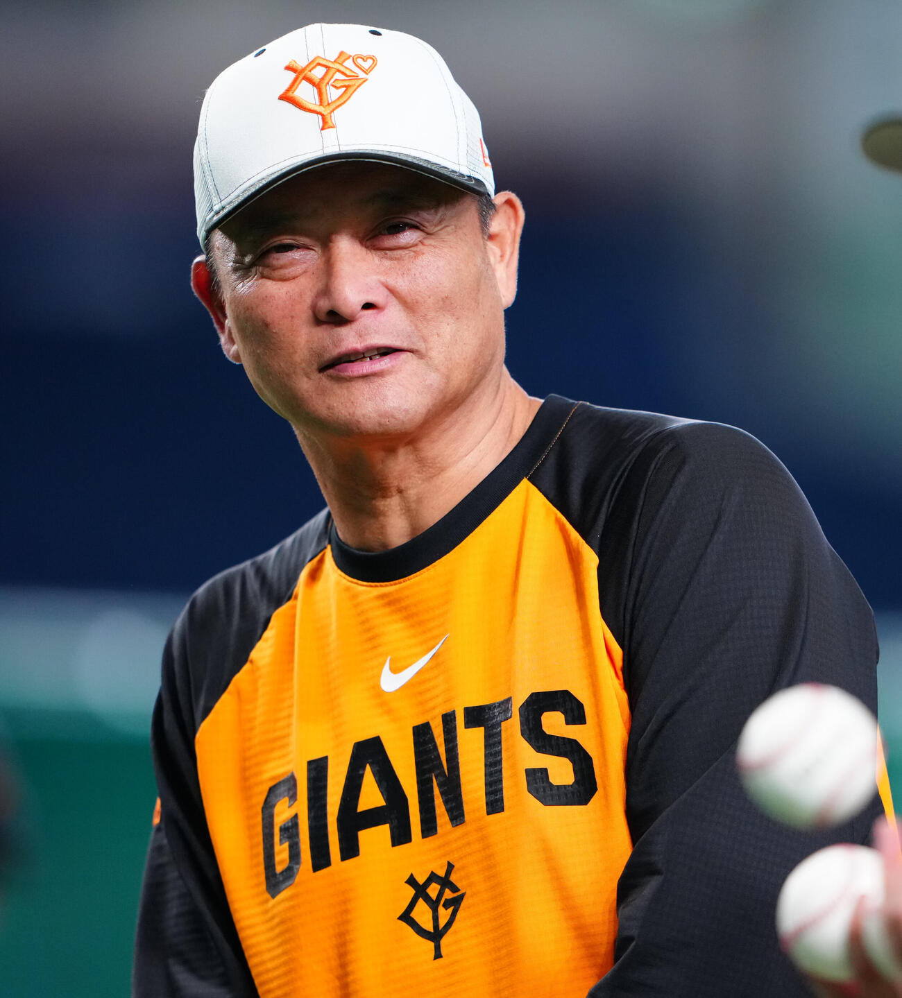 練習を笑顔で見守る巨人橋上秀樹監督代行（撮影・鈴木みどり）