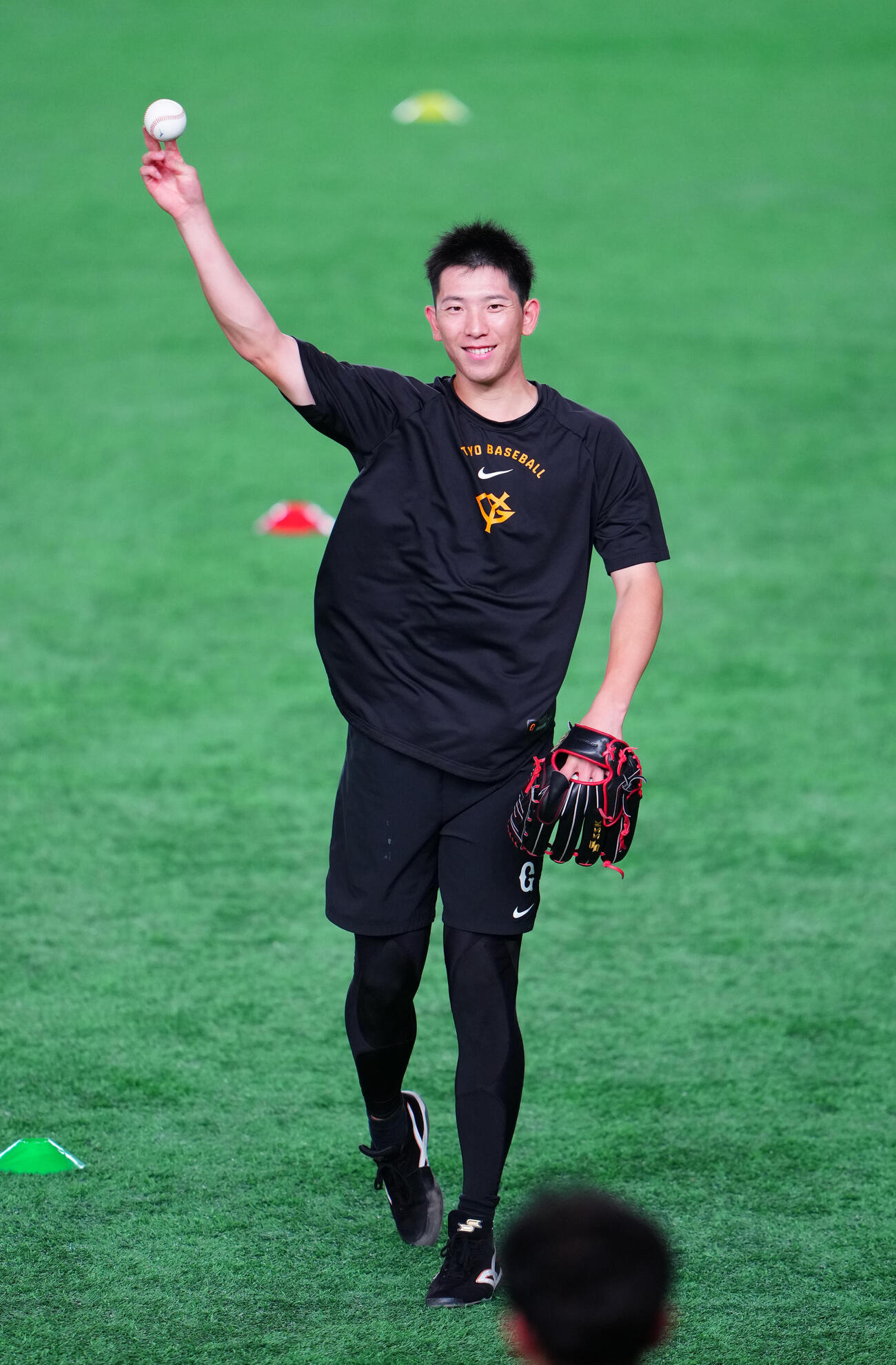 笑顔でキャッチボールする巨人戸郷翔征（撮影・鈴木みどり）