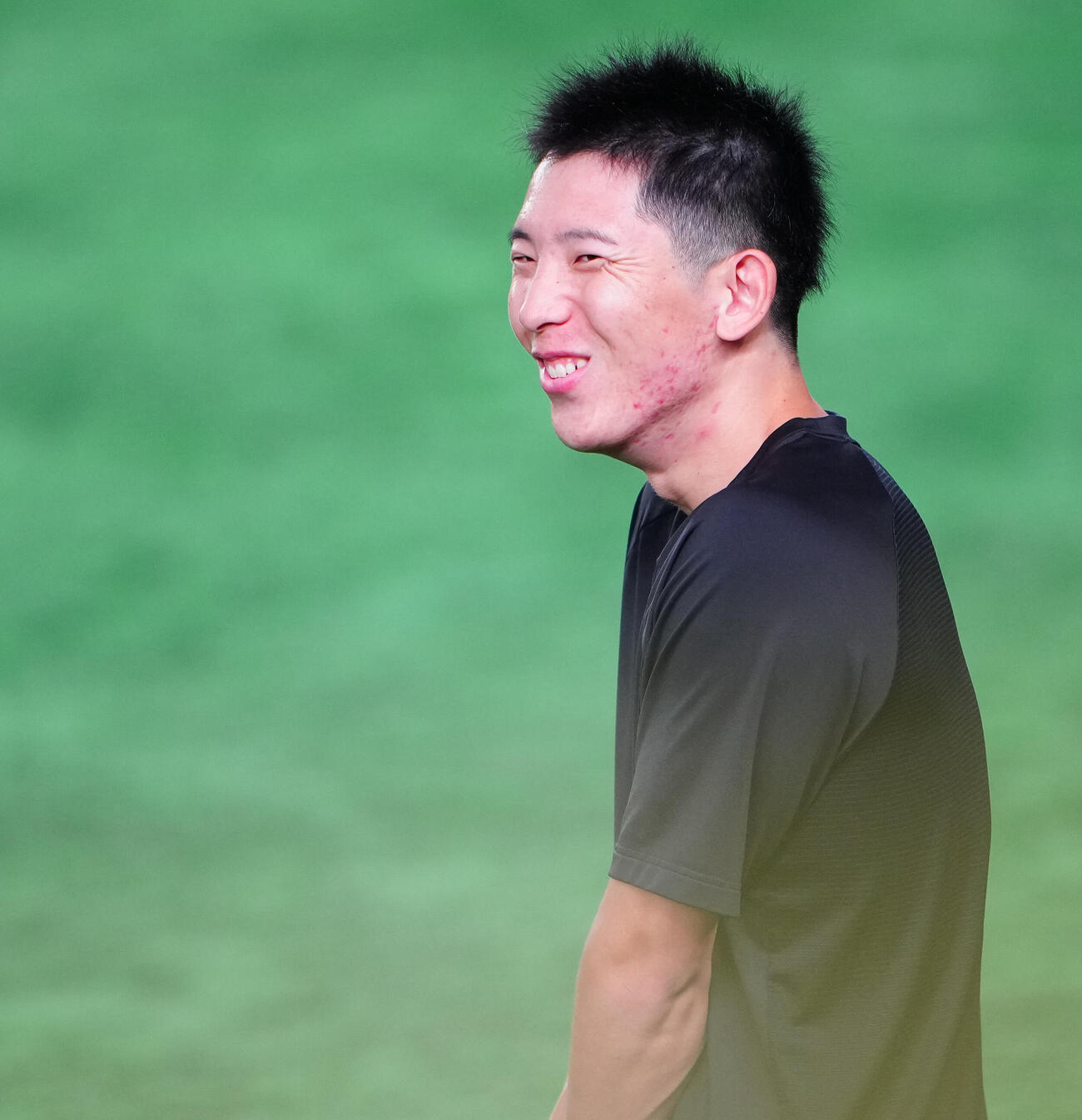 練習で笑顔の巨人戸郷翔征（撮影・鈴木みどり）