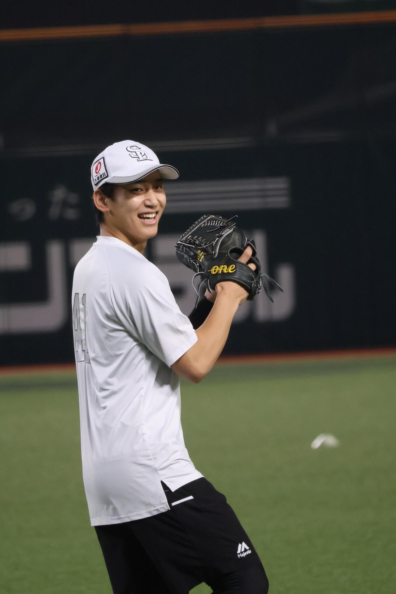 ソフトバンク前田悠はキャッチボールを行う