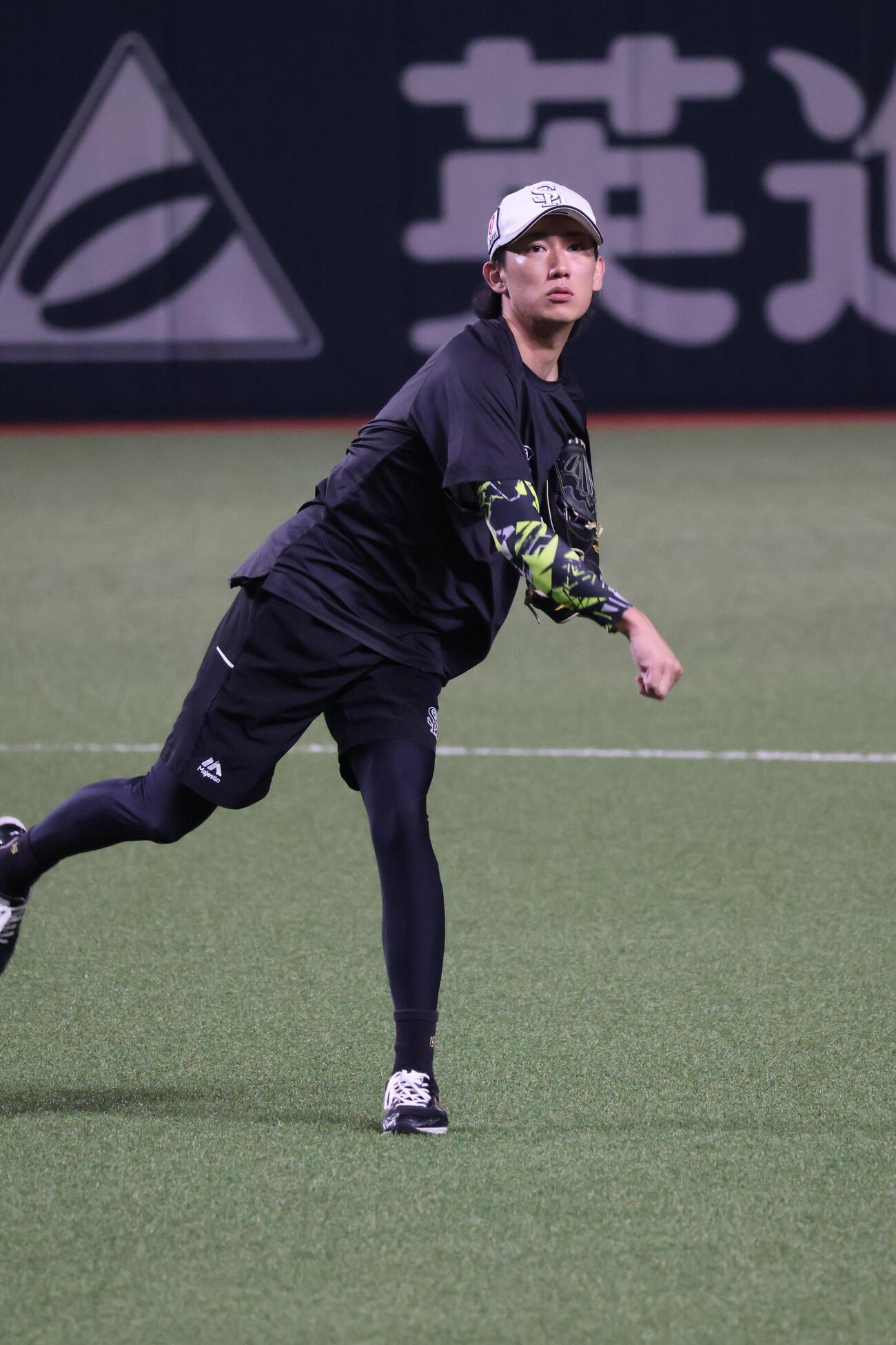 ソフトバンク大津はキャッチボールをする