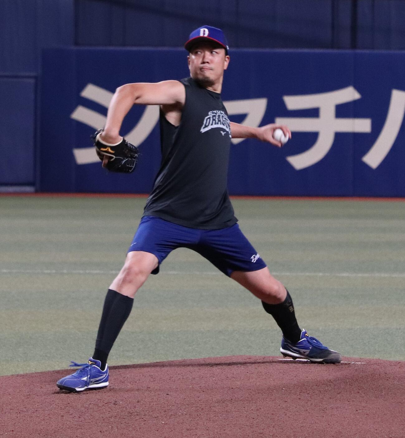 投手練習に参加しマウンドで投球練習を行う中日大野