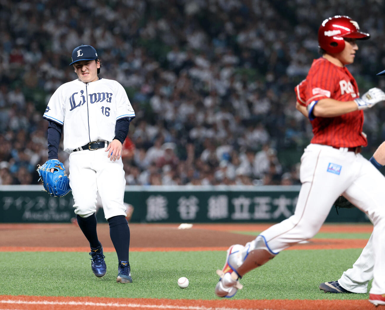 西武対楽天　1回表楽天1死二塁、小深田大翔（右）の打球を左手に受け痛がる隅田知一郎（撮影・浅見桂子）