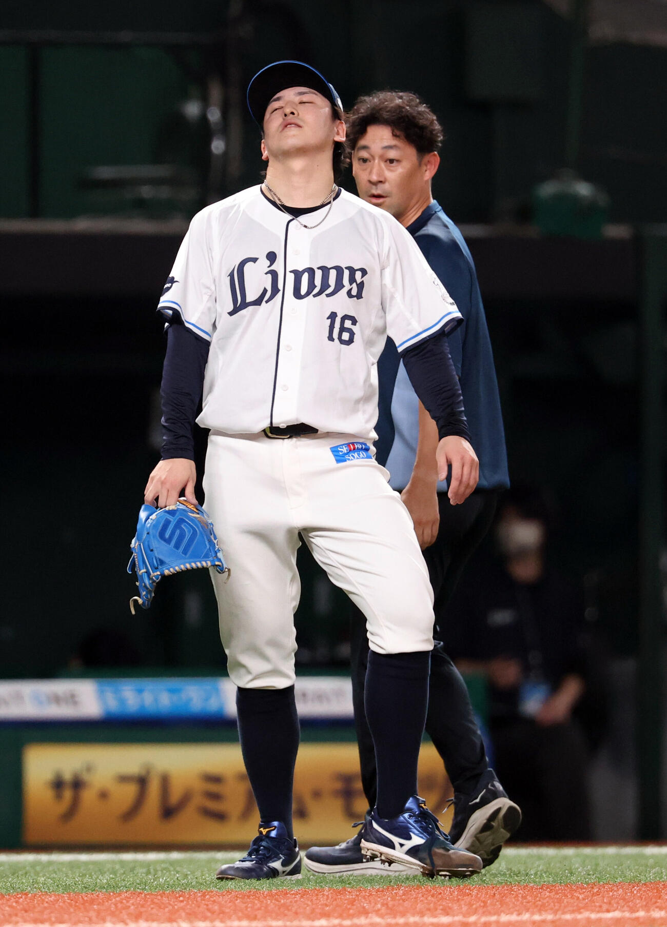 西武対楽天　1回表楽天1死二塁、小深田大翔の打球を左手に当て痛がりながらベンチに下がりそのまま降板となる隅田知一郎（撮影・浅見桂子）