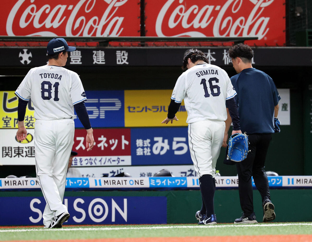 西武対楽天　1回表楽天1死二塁、小深田大翔の打球を左手に当て痛がりながらベンチに下がりそのまま降板となる隅田知一郎（撮影・浅見桂子）