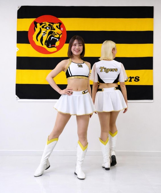 ターガースガールズのユニホームをまといポーズを決めるNonoa（左）とFua（26年1月撮影）