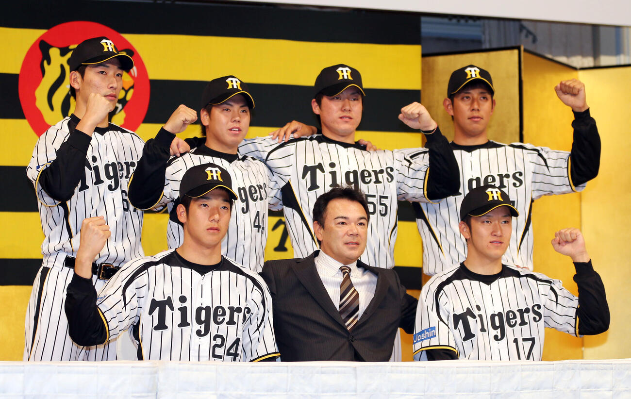 阪神新入団発表和田豊監督（中央）とポーズをとる、前列左から横田慎太郎、岩貞祐太、後列左から岩崎優、梅野隆太郎、陽川尚将、山本翔也（2013年12月撮影）