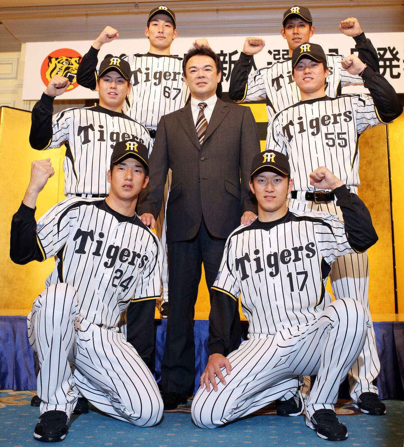 2013年12月、阪神新入団発表で和田豊監督（中央）を中心にポーズを決める、前列左から横田慎太郎、岩貞祐太、中列左から梅野隆太郎、陽川尚将、後列左から岩崎優、山本翔也