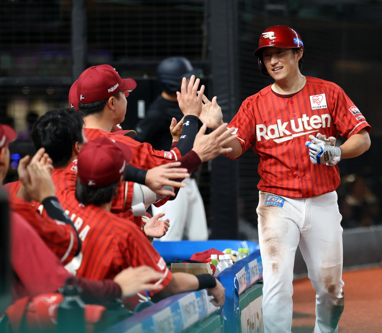 西武対楽天　1回表楽天2死一、二塁、辰己涼介の適時打で生還した小深田大翔はナインとハイタッチ（撮影・浅見桂子）