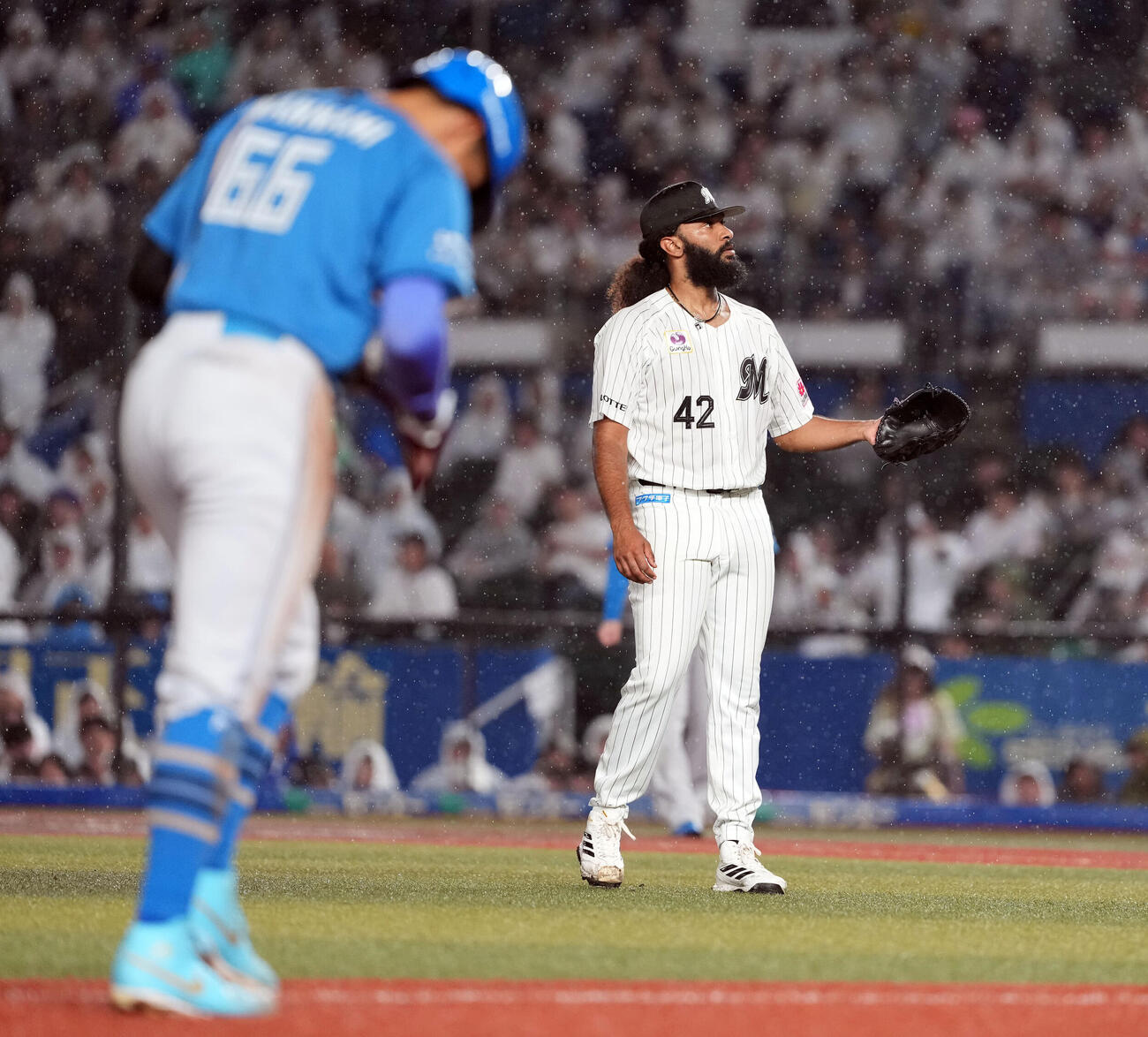 ロッテ対日本ハム　7回表日本ハム2死満塁、水野達稀に死球を与え失点するアンドレ・ジャクソン（撮影・たえ見朱実）