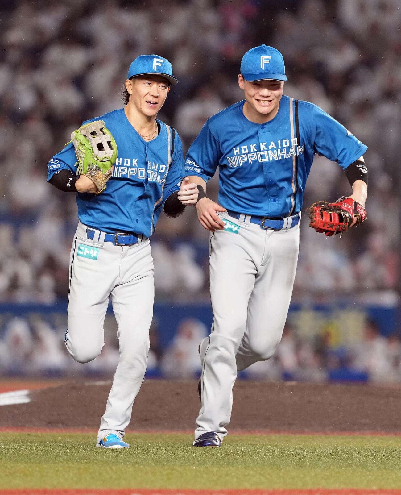 ロッテ対日本ハム　3回裏、好守備見せた中堅手矢沢宏太（左）は、一塁手清宮幸太郎と笑顔を見せる（撮影・たえ見朱実）