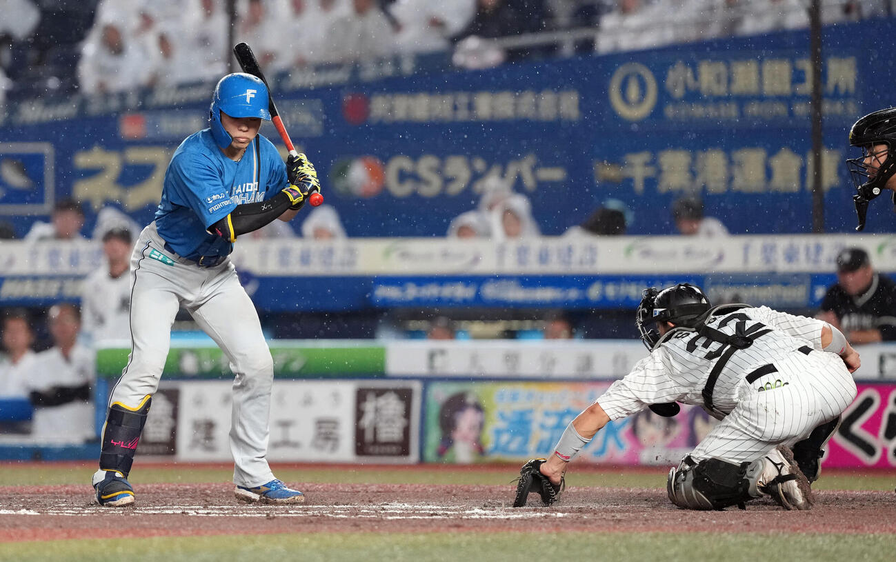 ロッテ対日本ハム　7回表日本ハム2死満塁、四球を選ぶ田宮裕涼。3－0とロッテを突き放す（撮影・たえ見朱実）