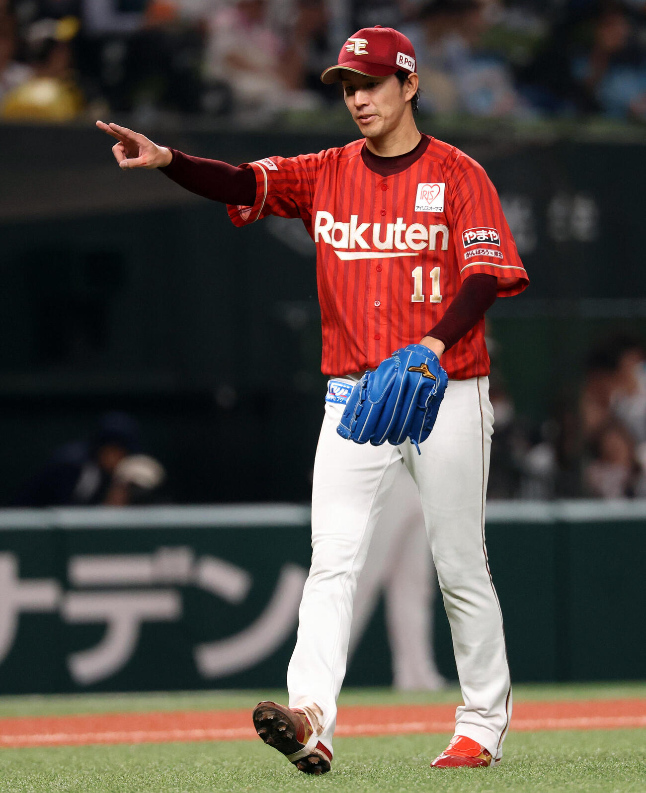 西武対楽天　4回裏西武1死一、二塁、外崎修汰を併殺に打ち取り、捕手を指さす岸孝之（撮影・浅見桂子）