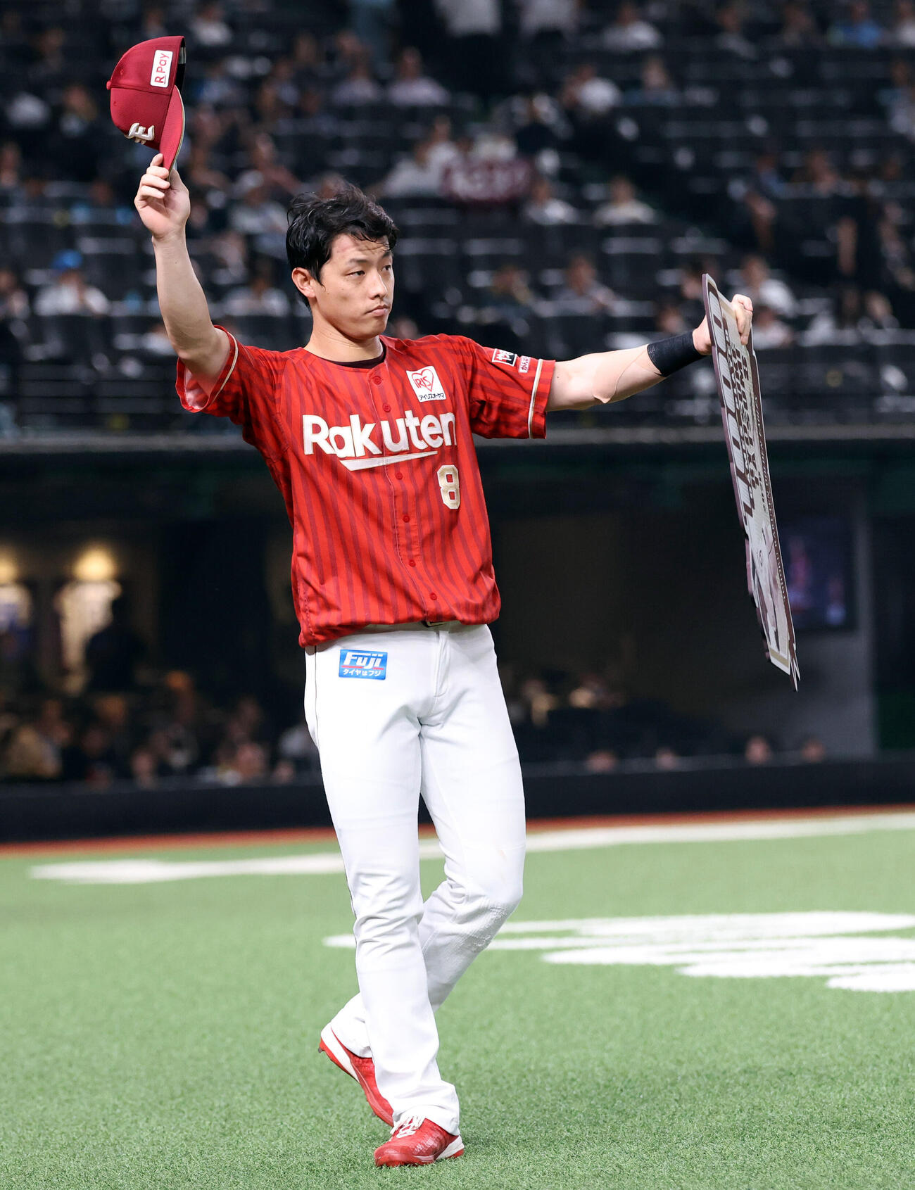 西武対楽天　5回裏西武の攻撃後、1000試合出場となった楽天辰己涼介はスタンドにあいさつ（撮影・浅見桂子）