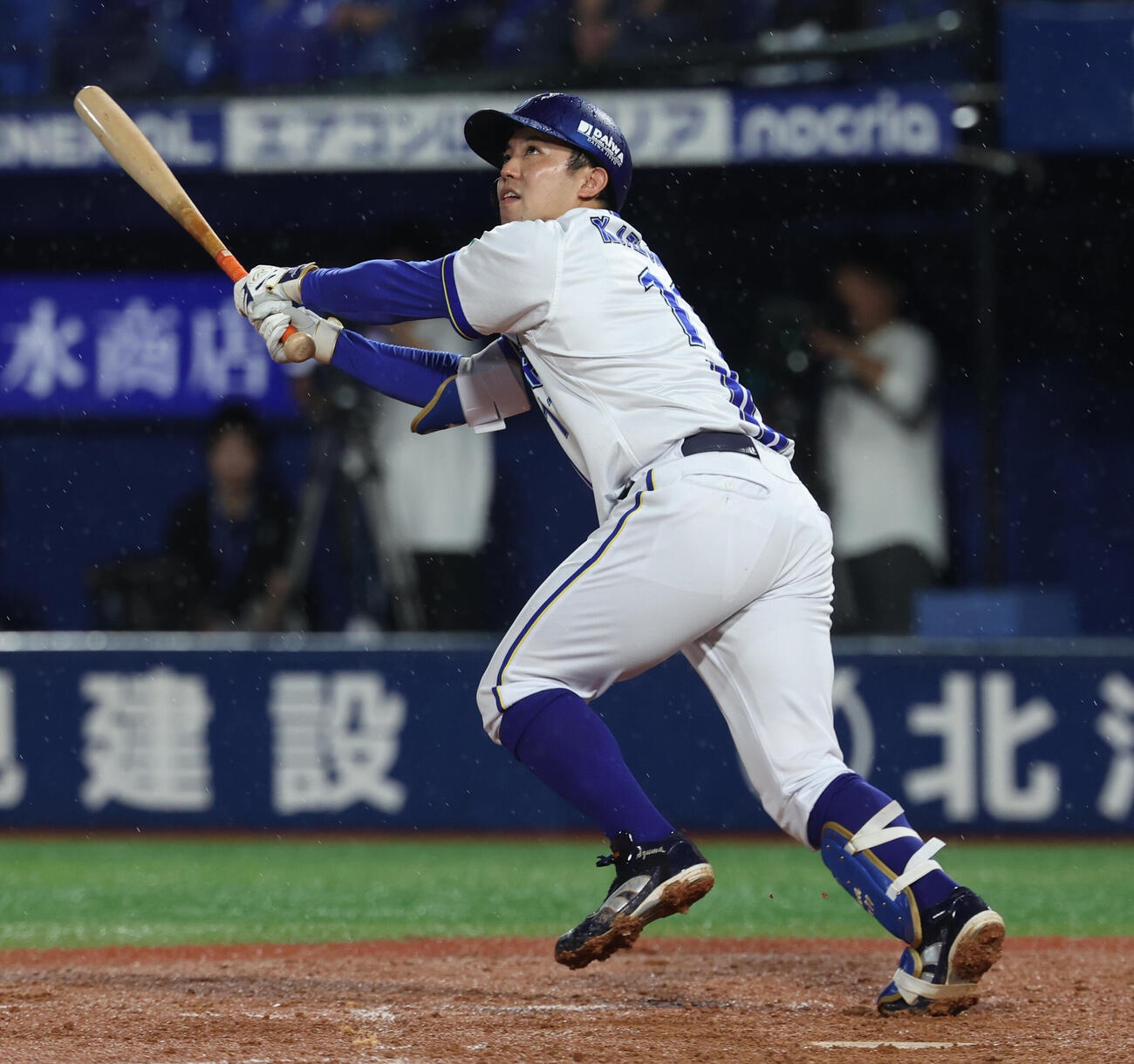DeNA対広島　5回裏DeNA無死二、三塁、犠飛を放つ東克樹（撮影・水谷安孝）