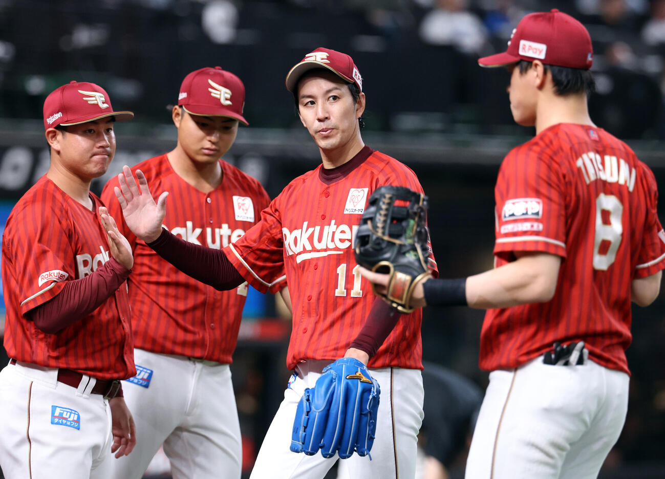 西武対楽天　4裏西武の攻撃を抑え、ナインとハイタッチする岸孝之（中央）（撮影・浅見桂子）