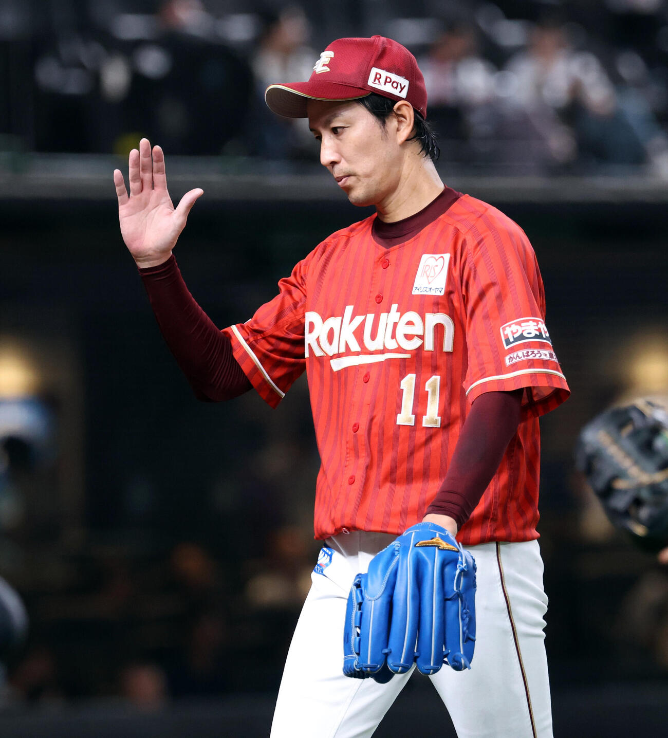 西武対楽天　4裏西武の攻撃を抑え、手刀を切ってベンチに戻る岸孝之（撮影・浅見桂子）