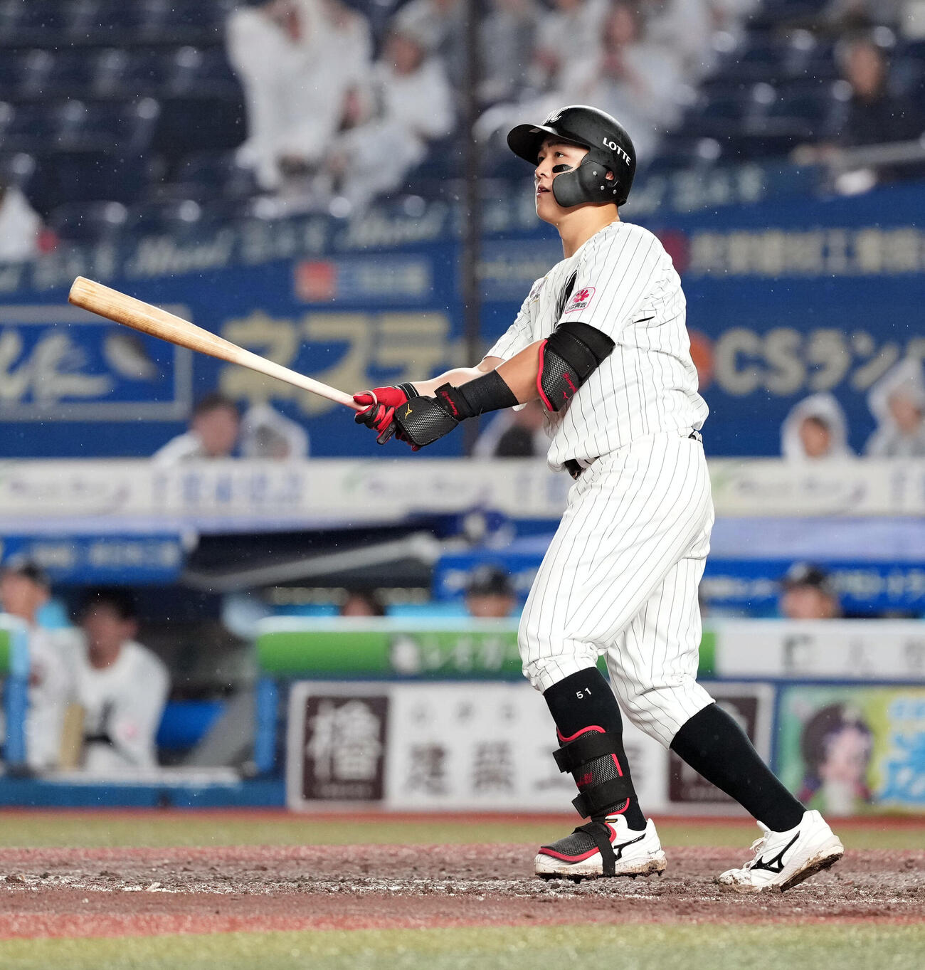 ロッテ対日本ハム　9回裏ロッテ無死一塁、左越えに2点本塁打を放つ山口航輝（撮影・たえ見朱実）