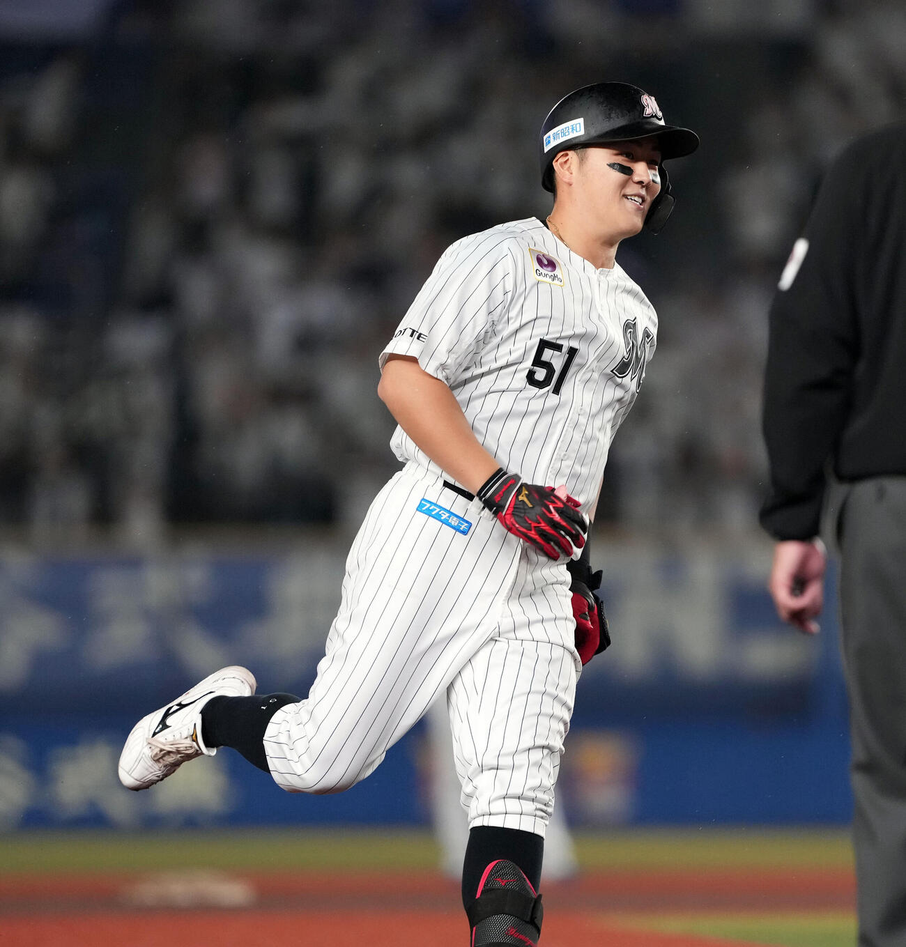 ロッテ対日本ハム　9回裏ロッテ無死一塁、左越えに2点本塁打を放った山口航輝（撮影・たえ見朱実）