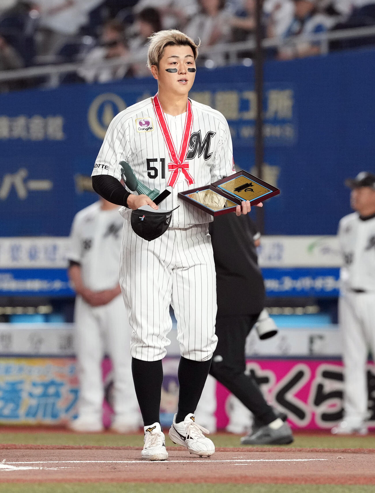 ロッテ対日本ハム　大樹生命月間MVPを受賞し表彰を受けたロッテ山口航輝（撮影・たえ見朱実）