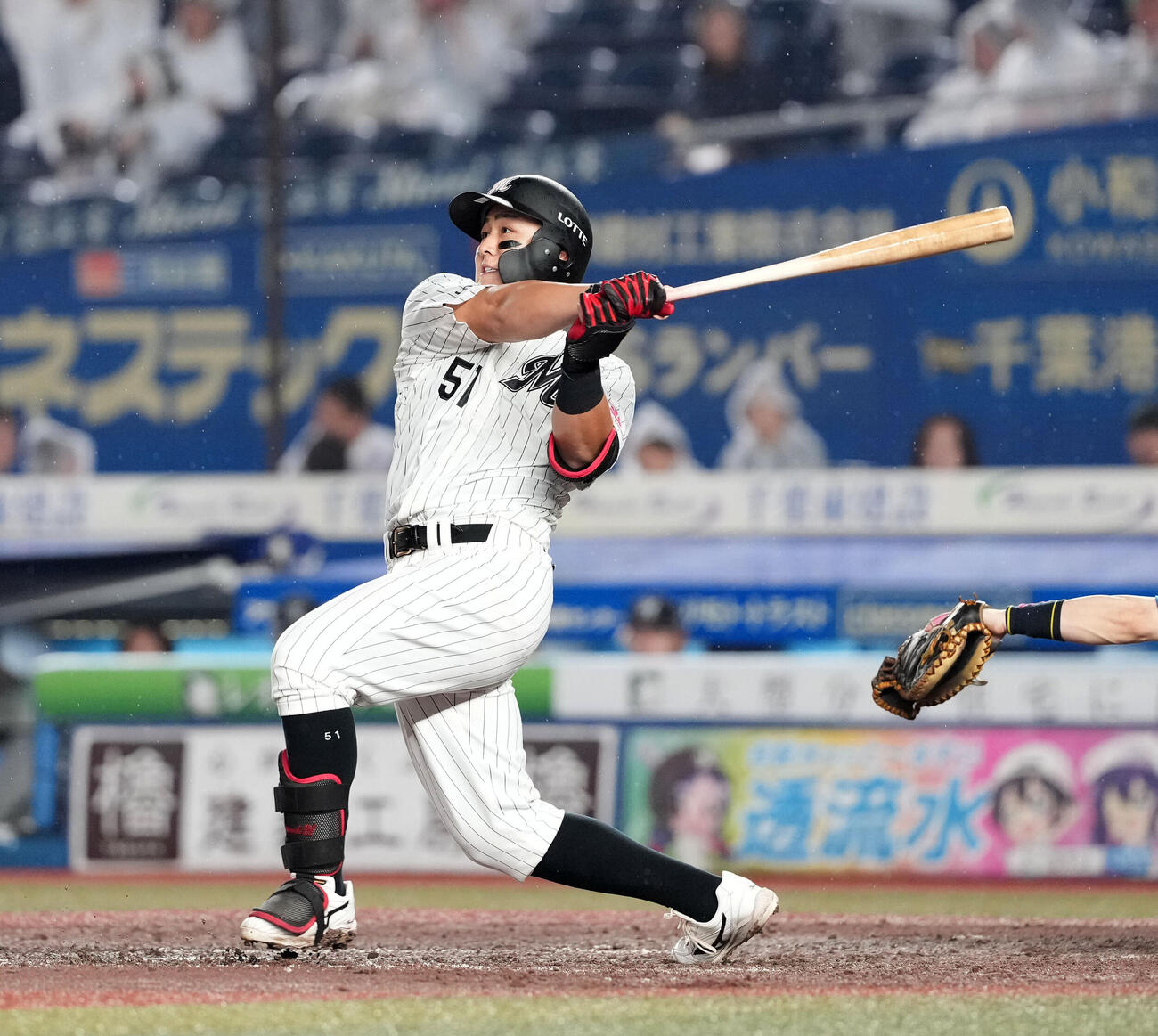 ロッテ対日本ハム　9回裏ロッテ無死一塁、左越えに2点本塁打を放つ山口航輝（撮影・たえ見朱実）